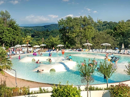 Luxury camping - Camping Norcenni Girasole Club - Vacanceselect Lodgezelt Deluxe 5/6 Pers 2 Zimmer Badezimmer von Vacanceselect auf Camping Norcenni Girasole Club