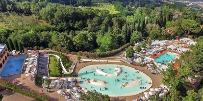 Luxuscamping - Kühlschrank - Arezzo - Camping Norcenni Girasole Club - Vacanceselect Lodgezelt Deluxe 5/6 Pers 2 Zimmer Badezimmer von Vacanceselect auf Camping Norcenni Girasole Club