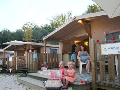Luxuscamping - Kochutensilien - Camping Norcenni Girasole Club - Vacanceselect Lodgezelt Deluxe 5/6 Pers 2 Zimmer Badezimmer von Vacanceselect auf Camping Norcenni Girasole Club