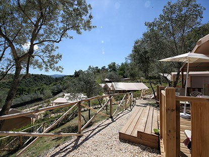 Luxuscamping - Chianti - Siena - Camping Norcenni Girasole Club - Vacanceselect Lodgezelt Deluxe 5/6 Pers 2 Zimmer Badezimmer von Vacanceselect auf Camping Norcenni Girasole Club