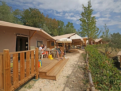 Luxuscamping - Kochutensilien - Camping Norcenni Girasole Club - Vacanceselect Lodgezelt Deluxe 5/6 Pers 2 Zimmer Badezimmer von Vacanceselect auf Camping Norcenni Girasole Club
