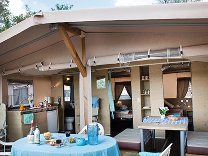 Luxuscamping - Kaffeemaschine - Italien - Camping Norcenni Girasole Club - Vacanceselect Lodgezelt Deluxe 5/6 Pers 2 Zimmer Badezimmer von Vacanceselect auf Camping Norcenni Girasole Club
