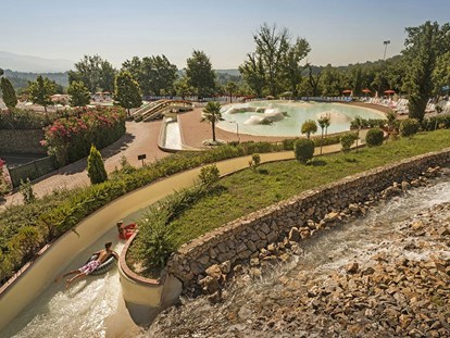 Luxury camping - Terrasse - Italy - Camping Norcenni Girasole Club - Vacanceselect Lodgezelt Deluxe 5/6 Pers 2 Zimmer Badezimmer von Vacanceselect auf Camping Norcenni Girasole Club