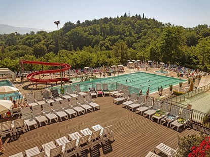Luxuscamping - Florenz - Camping Norcenni Girasole Club - Vacanceselect Lodgezelt Deluxe 5/6 Pers 2 Zimmer Badezimmer von Vacanceselect auf Camping Norcenni Girasole Club