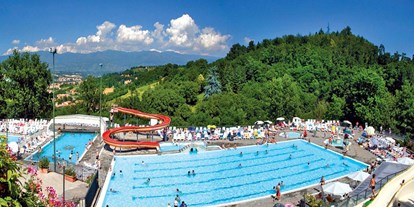 Luxuscamping - Arezzo - Camping Norcenni Girasole Club - Vacanceselect Lodgezelt Deluxe 5/6 Pers 2 Zimmer Badezimmer von Vacanceselect auf Camping Norcenni Girasole Club