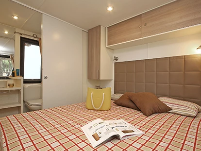 Luxury camping - Kochmöglichkeit - Italy - Camping Norcenni Girasole Club - Vacanceselect Mobilheim Moda 6 Personen 3 Zimmer Klimaanlage von Vacanceselect auf Camping Norcenni Girasole Club