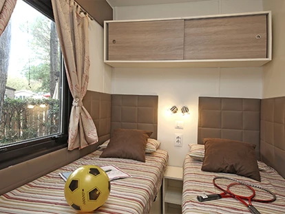Luxury camping - Camping Norcenni Girasole Club - Vacanceselect Mobilheim Moda 6 Personen 3 Zimmer Klimaanlage von Vacanceselect auf Camping Norcenni Girasole Club