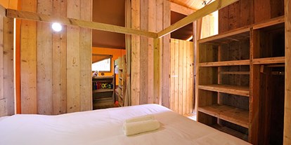 Luxuscamping - Bretagne - Camping Domaine des Ormes - Vacanceselect Safarizelt 4/6 Personen 2 Zimmer Badezimmer von Vacanceselect auf Camping Domaine des Ormes