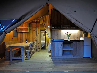 Luxury camping - Kühlschrank - Brittany - Camping Domaine des Ormes - Vacanceselect Safarizelt 4/6 Personen 2 Zimmer Badezimmer von Vacanceselect auf Camping Domaine des Ormes