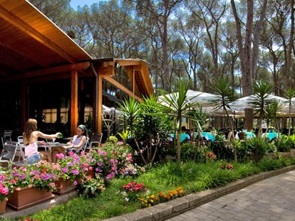 Luxuscamping - Gartenmöbel - Mittelmeer - Camping Fabulous Village - Vacanceselect Mobilheim Moda 4/5 Personen 2 Zimmer Klimaanlage von Vacanceselect auf Camping Fabulous Village