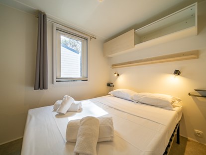 Luxuscamping - Kühlschrank - Italien - Camping Fabulous Village - Vacanceselect Mobilheim Moda 4/5 Personen 2 Zimmer Klimaanlage von Vacanceselect auf Camping Fabulous Village