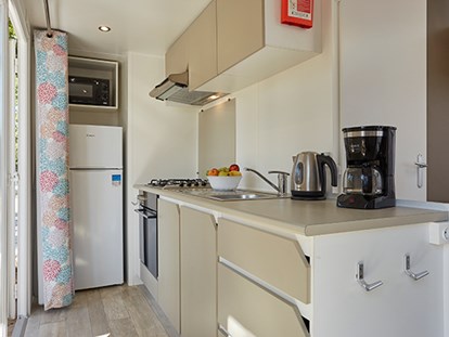Luxury camping - Kochmöglichkeit - Novigrad - Camping Lanterna - Vacanceselect Mobilheim Moda 6/8 Personen 3 Zimmer Klimaanlage von Vacanceselect auf Camping Lanterna
