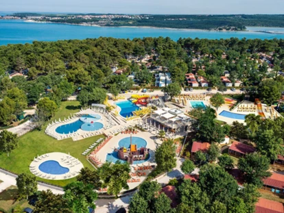 Luxury camping - Kochmöglichkeit - Croatia - Camping Lanterna - Vacanceselect Mobilheim Moda 6/8 Personen 3 Zimmer Klimaanlage von Vacanceselect auf Camping Lanterna