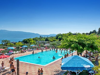Luxury camping - Preisniveau: exklusiv - Gardasee - Verona - Camping Eden - Vacanceselect Mobilheim Moda 5/7 Pers 2 Zimmer AC mit Aussicht von Vacanceselect auf Camping Eden