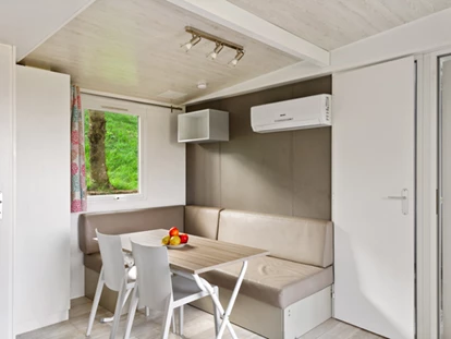 Luxury camping - Kochmöglichkeit - Italy - Camping Eden - Vacanceselect Mobilheim Moda 5/7 Pers 2 Zimmer AC mit Aussicht von Vacanceselect auf Camping Eden