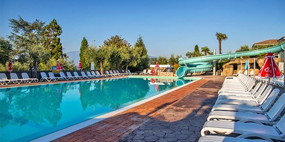Luxuscamping - Lombardei - Camping Eden - Vacanceselect Mobilheim Moda 5/7 Pers 2 Zimmer AC mit Aussicht von Vacanceselect auf Camping Eden