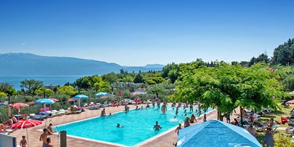 Luxuscamping - Klimaanlage - Gardasee - Verona - Camping Eden - Vacanceselect Mobilheim Moda 6/8 Pers 3 Zimmer AC mit Aussicht von Vacanceselect auf Camping Eden