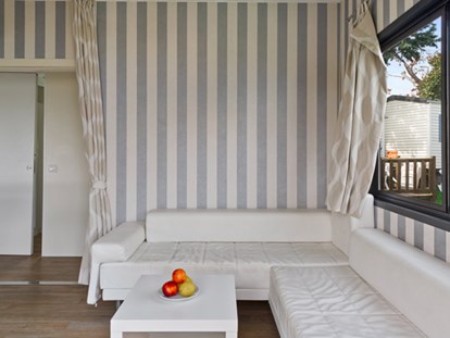 Luxury camping - Preisniveau: exklusiv - Gardasee - Verona - Camping Eden - Vacanceselect Mobilheim Moda 6/8 Pers 3 Zimmer AC mit Aussicht von Vacanceselect auf Camping Eden