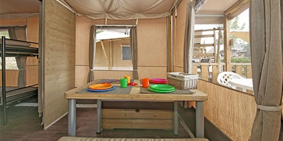 Luxury camping - Kochmöglichkeit - Italy - Camping Bella Italia - Vacanceselect Lodgezelt Deluxe 5/6 Personen 2 Zimmer Badezimmer von Vacanceselect auf Camping Bella Italia