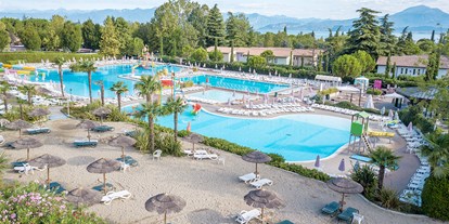 Luxuscamping - Gardasee - Camping Bella Italia - Vacanceselect Lodgezelt Deluxe 5/6 Personen 2 Zimmer Badezimmer von Vacanceselect auf Camping Bella Italia