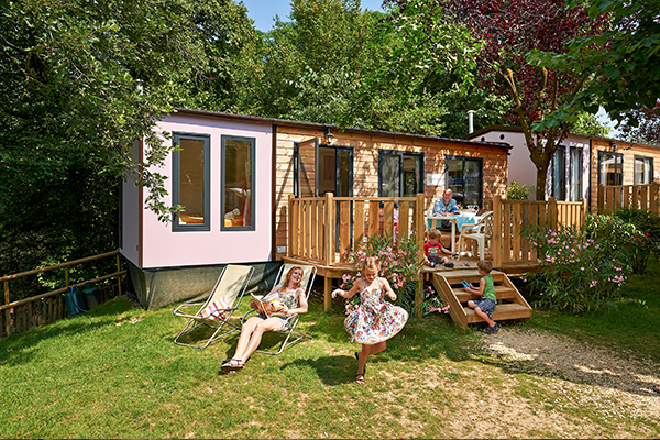 Luxuscamping - Mobilheim Moda 5/6 Personen 2 Zimmer Klimaanlage von Vacanceselect auf Camping Bella Italia