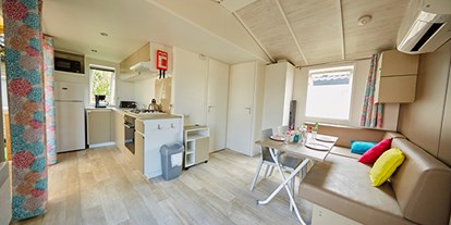 Luxuscamping - Kühlschrank - Gardasee - Camping Cisano & San Vito - Vacanceselect Mobilheim Moda 4/5 Personen 2 Zimmer Klimaanlage von Vacanceselect auf Camping Cisano & San Vito