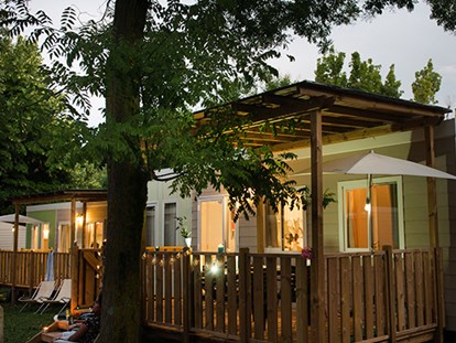 Luxury camping - Kochmöglichkeit - Gardasee - Verona - Camping Cisano & San Vito - Vacanceselect Mobilheim Moda 5/6 Personen 2 Zimmer Klimaanlage von Vacanceselect auf Camping Cisano & San Vito