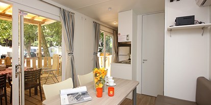 Luxuscamping - Kühlschrank - Gardasee - Camping Cisano & San Vito - Vacanceselect Mobilheim Moda 6 Personen 3 Zimmer Klimaanlage von Vacanceselect auf Camping Cisano & San Vito
