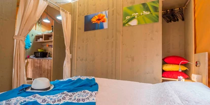 Luxuscamping - Parkplatz bei Unterkunft - Kroatien - Camping Bi Village - Vacanceselect Safarizelt 6 Personen 3 Zimmer Badezimmer von Vacanceselect auf Camping Bi Village