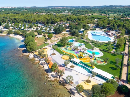 Luxury camping - Parkplatz bei Unterkunft - Croatia - Camping Polari - Vacanceselect Safarizelt 6 Personen 3 Zimmer Badezimmer von Vacanceselect auf Camping Polari