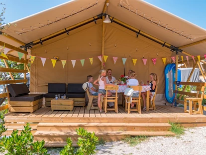Luxuscamping - Kochmöglichkeit - Kroatien - Camping Polari - Vacanceselect Safarizelt 6 Personen 3 Zimmer Badezimmer von Vacanceselect auf Camping Polari