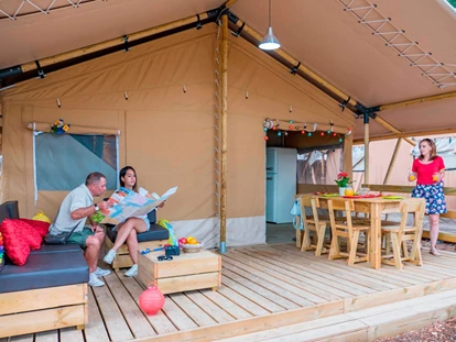 Luxury camping - Kochmöglichkeit - Croatia - Camping Polari - Vacanceselect Safarizelt 6 Personen 3 Zimmer Badezimmer von Vacanceselect auf Camping Polari
