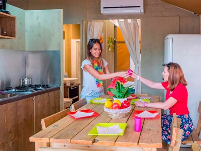 Luxury camping - Dusche - Istria - Camping Polari - Vacanceselect Safarizelt 6 Personen 3 Zimmer Badezimmer von Vacanceselect auf Camping Polari