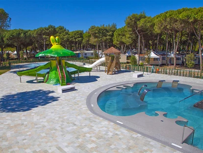 Luxury camping - Terrasse - Italy - Camping Cavallino - Vacanceselect Hybridlodge Clever 4/5 Personen 2 Zimmer Badezimmer von Vacanceselect auf Camping Cavallino