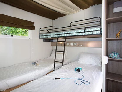 Luxuscamping - getrennte Schlafbereiche - Camping Cavallino - Vacanceselect Hybridlodge Clever 4/5 Personen 2 Zimmer Badezimmer von Vacanceselect auf Camping Cavallino