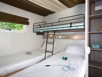 Luxury camping - Preisniveau: gehoben - Gorizia - Trieste - Camping Mare Pineta - Vacanceselect Hybridlodge Clever 4/5 Personen 2 Zimmer Badezimmer von Vacanceselect auf Camping Mare Pineta