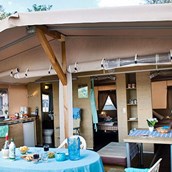 Luxuscamping: Camping Weekend - Vacanceselect: Lodgezelt Deluxe 5/6 Personen 2 Zimmer Badezimmer von Vacanceselect auf Camping Weekend