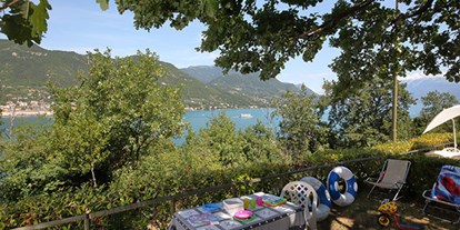 Luxuscamping - Terrasse - Italien - Camping Weekend - Vacanceselect Lodgezelt Deluxe 5/6 Personen 2 Zimmer Badezimmer von Vacanceselect auf Camping Weekend