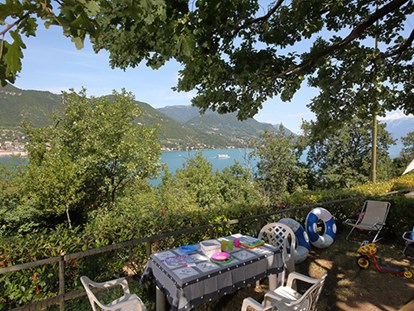 Luxury camping - Terrasse - Lombardy - Camping Weekend - Vacanceselect Lodgezelt Deluxe 5/6 Personen 2 Zimmer Badezimmer von Vacanceselect auf Camping Weekend