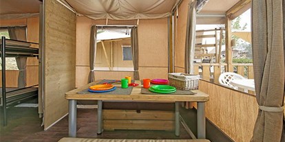 Luxuscamping - Kühlschrank - Gardasee - Camping Weekend - Vacanceselect Lodgezelt Deluxe 5/6 Personen 2 Zimmer Badezimmer von Vacanceselect auf Camping Weekend