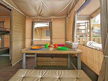 Luxuscamping - Kühlschrank - Gardasee - Verona - Camping Weekend - Vacanceselect Lodgezelt Deluxe 5/6 Personen 2 Zimmer Badezimmer von Vacanceselect auf Camping Weekend