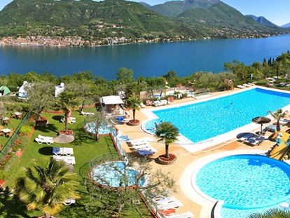 Luxury camping - Preisniveau: exklusiv - Gardasee - Verona - Camping Weekend - Vacanceselect Airlodge 4 Personen 2 Zimmer Badezimmer von Vacanceselect auf Camping Weekend