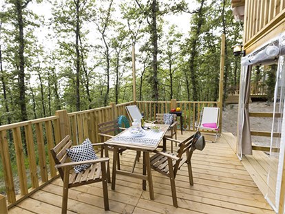 Luxury camping - Kühlschrank - Lombardy - Camping Weekend - Vacanceselect Airlodge 4 Personen 2 Zimmer Badezimmer von Vacanceselect auf Camping Weekend