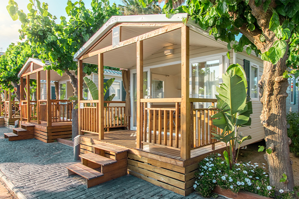 Campeggio di lusso - Mobilheim Moda 4/5 Personen 2 Zimmer Klimaanlage von Vacanceselect auf Camping Enmar