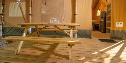Luxuscamping - getrennte Schlafbereiche - Novigrad - Camping Aminess Maravea Camping Resort - Vacanceselect Safarizelt XL 4/6 Pers 3 Zimmer Badezimer von Vacanceselect auf Camping Aminess Maravea Camping Resort