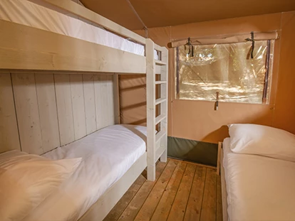 Luxuscamping - getrennte Schlafbereiche - Camping Aminess Maravea Camping Resort - Vacanceselect Safarizelt XL 4/6 Pers 3 Zimmer Badezimer von Vacanceselect auf Camping Aminess Maravea Camping Resort