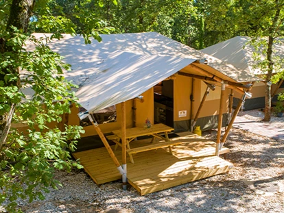 Luxuscamping - getrennte Schlafbereiche - Camping Aminess Maravea Camping Resort - Vacanceselect Safarizelt XXL 4/6 Pers 3 Zimmer BZ von Vacanceselect auf Camping Aminess Maravea Camping Resort