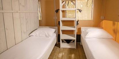 Luxuscamping - getrennte Schlafbereiche - Novigrad - Camping Aminess Maravea Camping Resort - Vacanceselect Safarizelt XXL 4/6 Pers 3 Zimmer BZ von Vacanceselect auf Camping Aminess Maravea Camping Resort