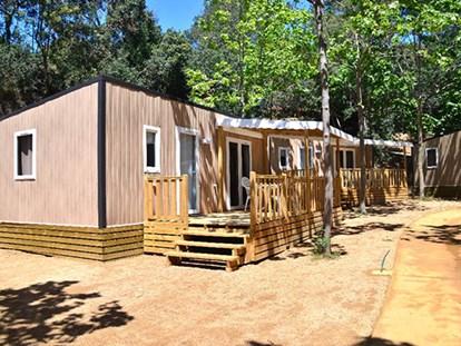 Luxury camping - Preisniveau: exklusiv - Camping Cala Llevadó - Vacanceselect Mobilheim Moda 6 Personen 3 Zimmer Klimaanlage von Vacanceselect auf Camping Cala Llevadó
