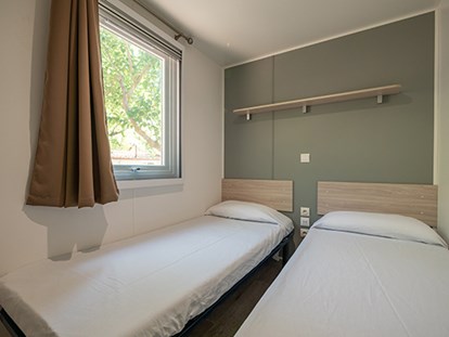 Luxuscamping - Kühlschrank - Palamos - Camping Kings - Vacanceselect Mobilheim Moda 6 Personen 3 Zimmer Klimaanlage von Vacanceselect auf Camping Kings